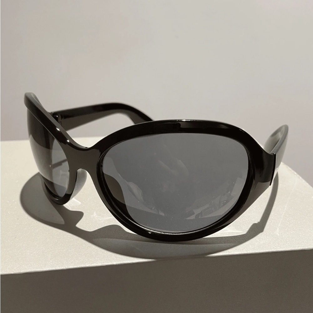 New Y2K Futuristic Large Frame Curved Fashion Sunglasses, Exaggerated Trendy - Picture 2 of 3
